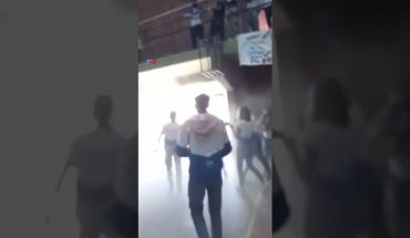 Video: Un alumno abrió un matafuegos y provocó la evacuación del colegio