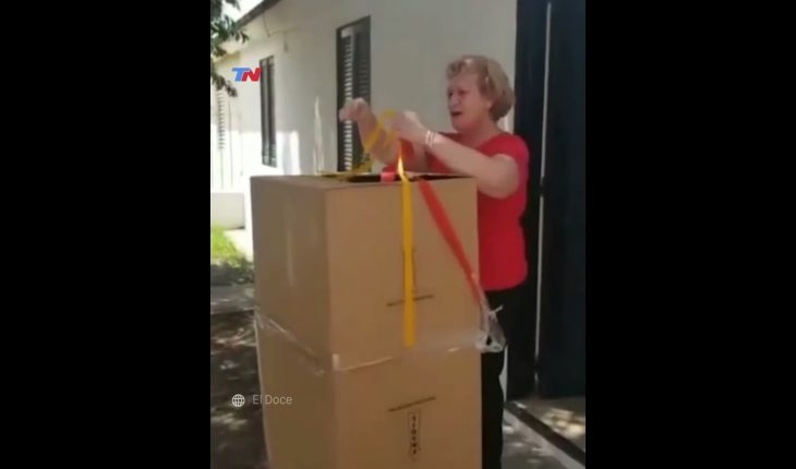 Video: ¡EMOCIONANTE! Un cordobés que vive en España volvió "en una caja" para sorprender a su mamá