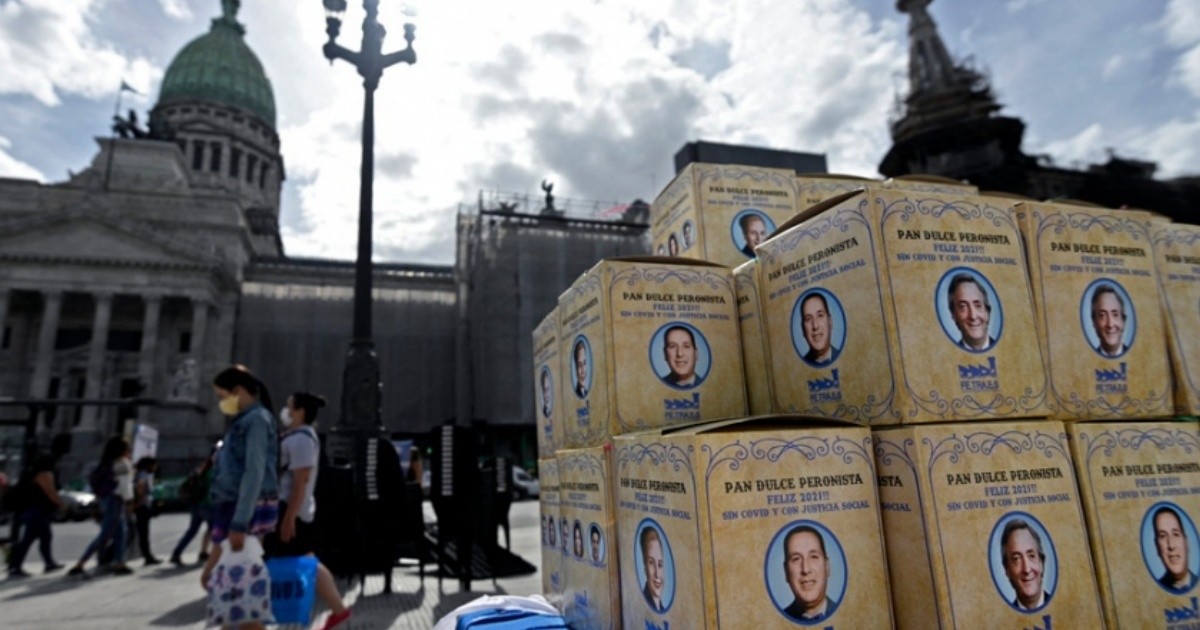 A cooperative sells sweet bread with images of References of Peronism