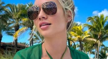 Alexa Collins enamora en la playa en traje de baño verde