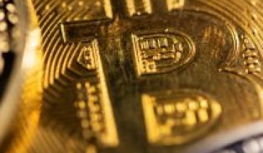 Bitcoin pierde más de quinta parte de su valor y criptomonedas sufren liquidación de mil millones de dólares