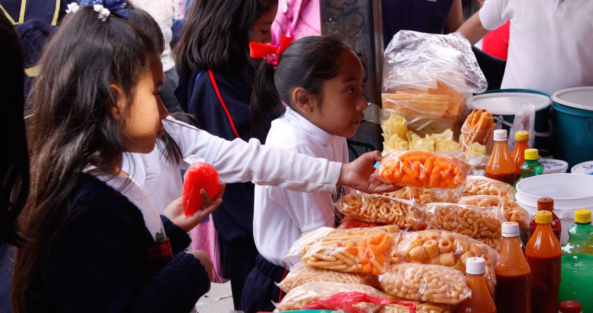 Diputados aprueban prohibir la venta de comida chatarra en escuelas