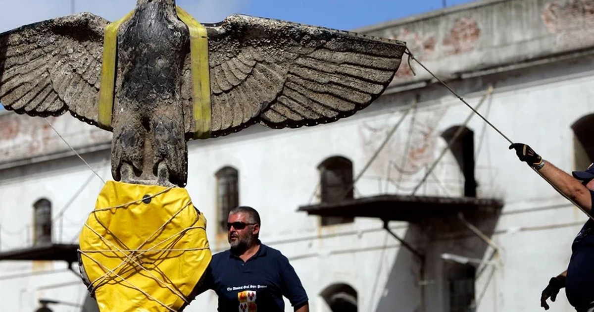 El águila de un buque nazi que Uruguay deberá vender para pagarle a dos hermanos
