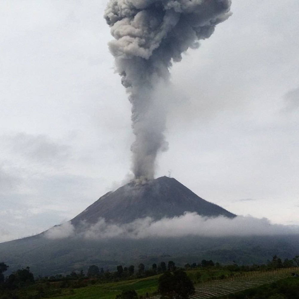 Erupción de volcán Semeru en Indonesia deja 13 muertos