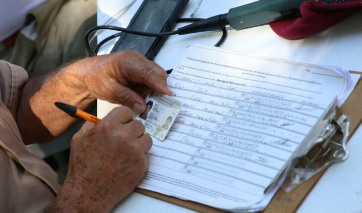 INE cancela registro a 14 encargados de recolectan firmas para revocación