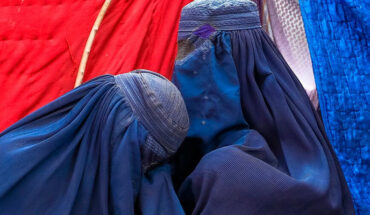 Los talibanes prohíben a las mujeres en Kabul viajar en taxi solas y sin velo