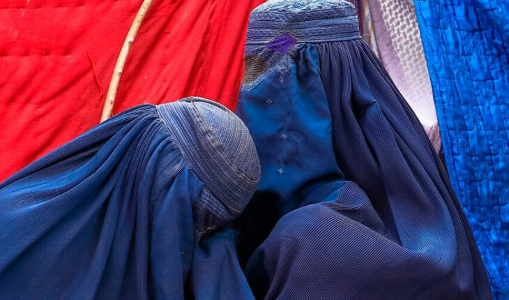 Los talibanes prohíben a las mujeres en Kabul viajar en taxi solas y sin velo