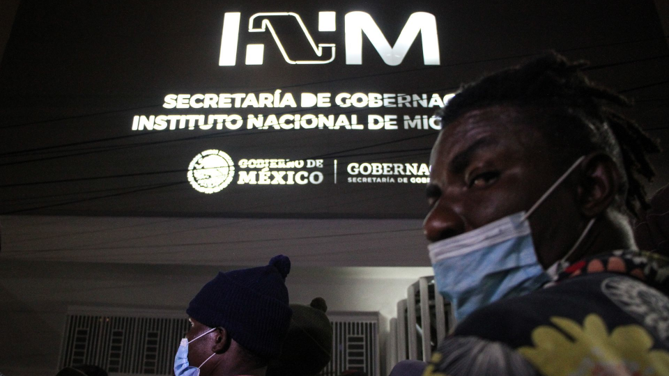 México regularizará a migrantes de la caravana y permitirán su tránsito