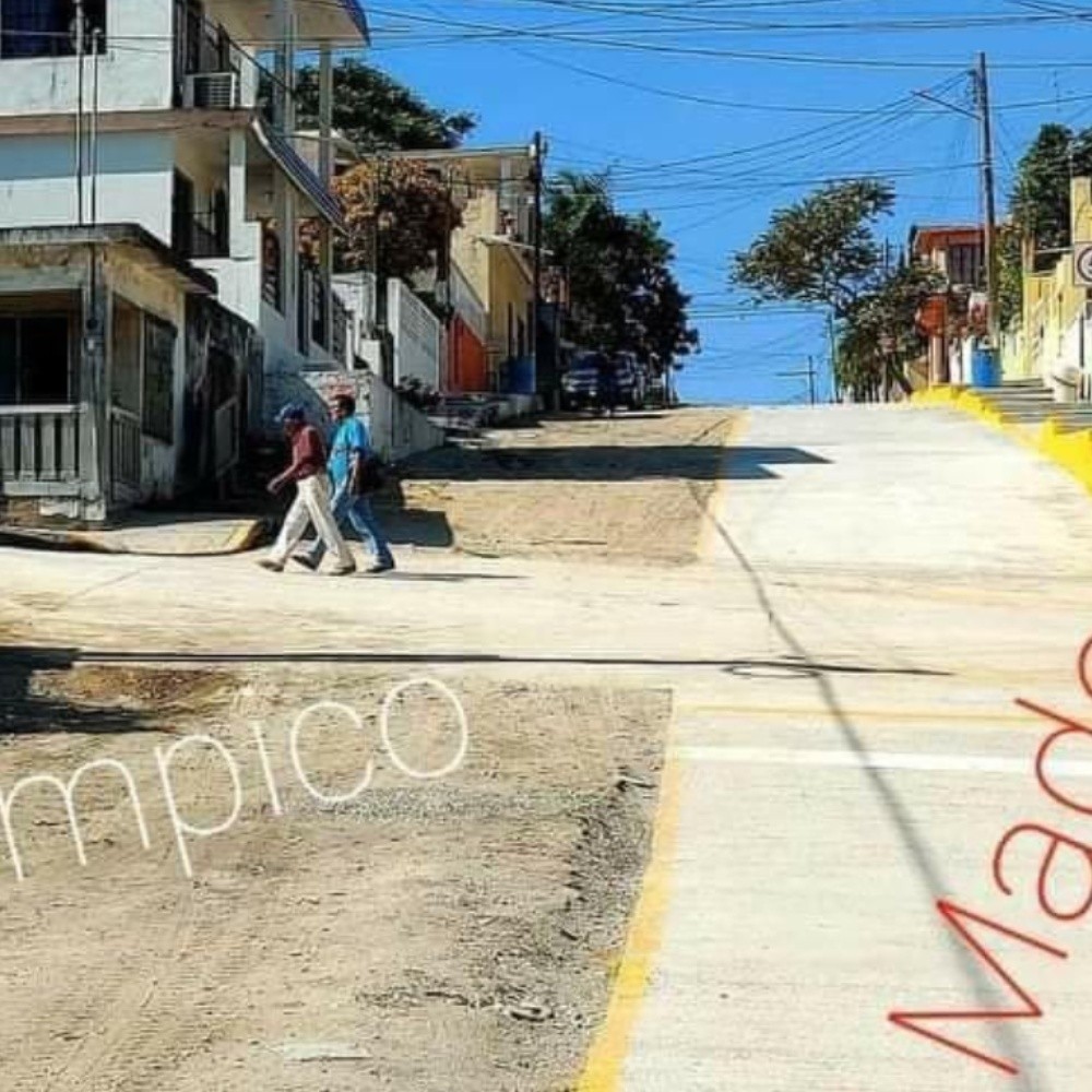 Pavimentan la mitad de la calle que divide a municipios en Tamaulipas