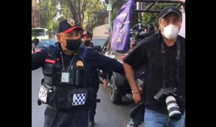 Policías detienen a fotógrafo de Reuters mientras trabajaba en CDMX