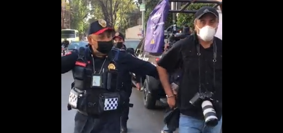 Policías detienen a fotógrafo de Reuters mientras trabajaba en CDMX