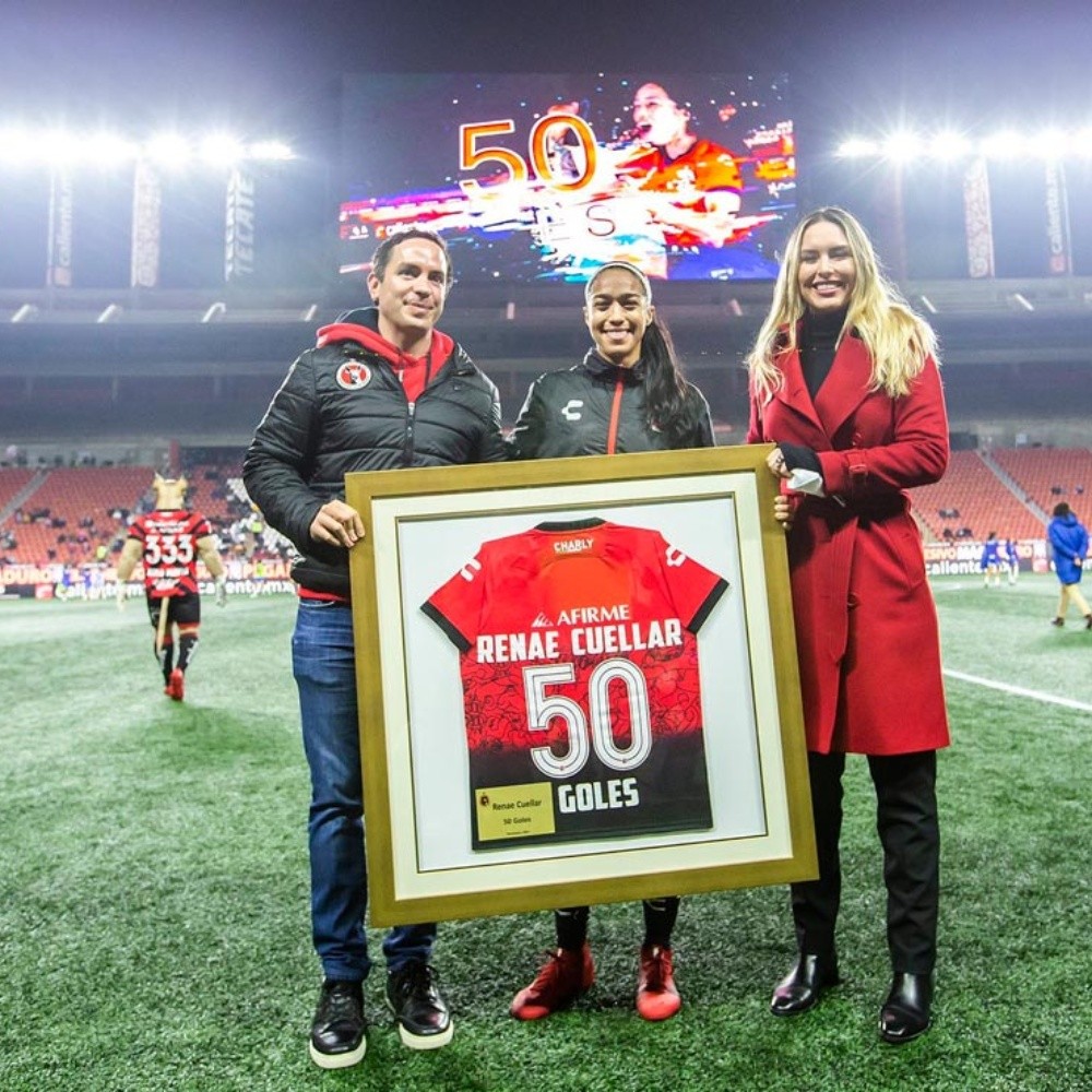 Renae Cuellar receives recognition for reaching 50 goals with Xolos