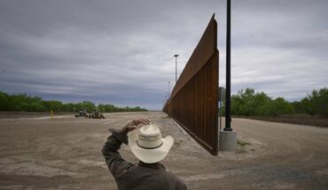 Texas levanta su propio muro en la frontera con México