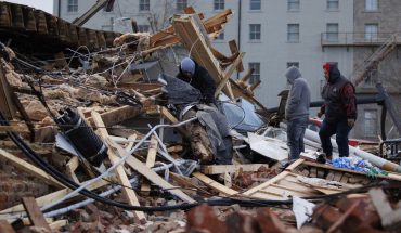 Tornados en EU dejan decenas de muertos; empleados de Amazon quedan atrapados