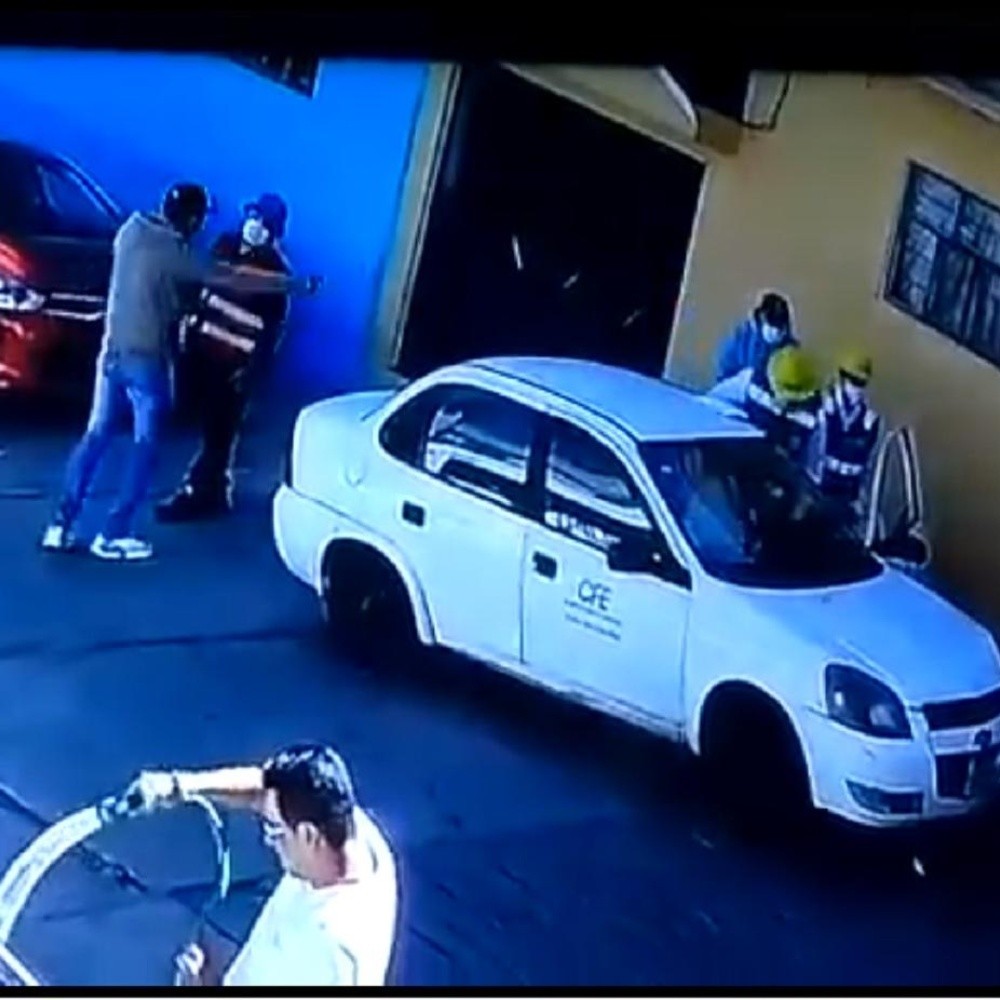 VIDEO. CFE workers assaulted in Naucalpan, Edomex