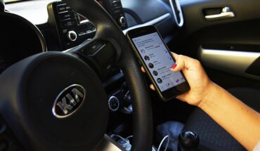 19% de los automovilistas manipulan el teléfono durante la conducción