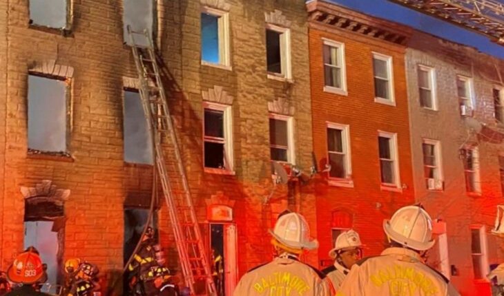 Bomberos resultan heridos durante incendio de una casa en Baltimore