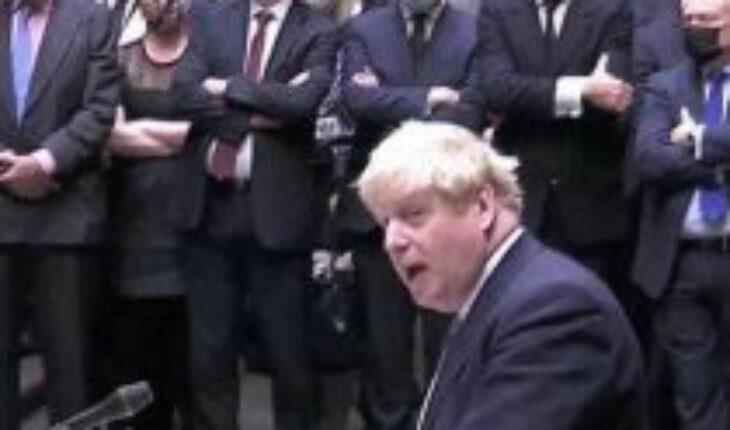 Boris Johnson pide perdón por asistir a fiesta durante confinamiento