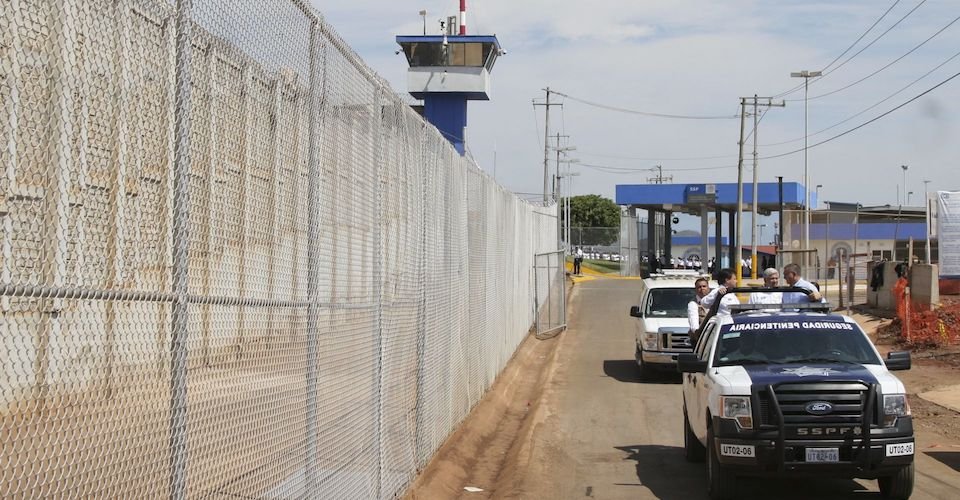 Descartan procesar a 16 exfuncionarios penitenciarios con Calderón