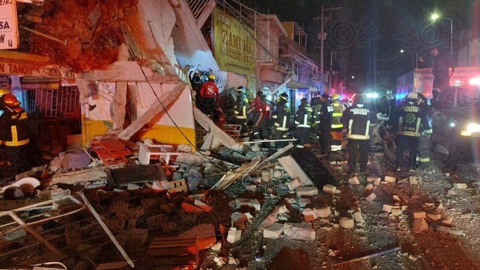 Edificio en Puebla colapsa tras explosión de tanque; una persona murió