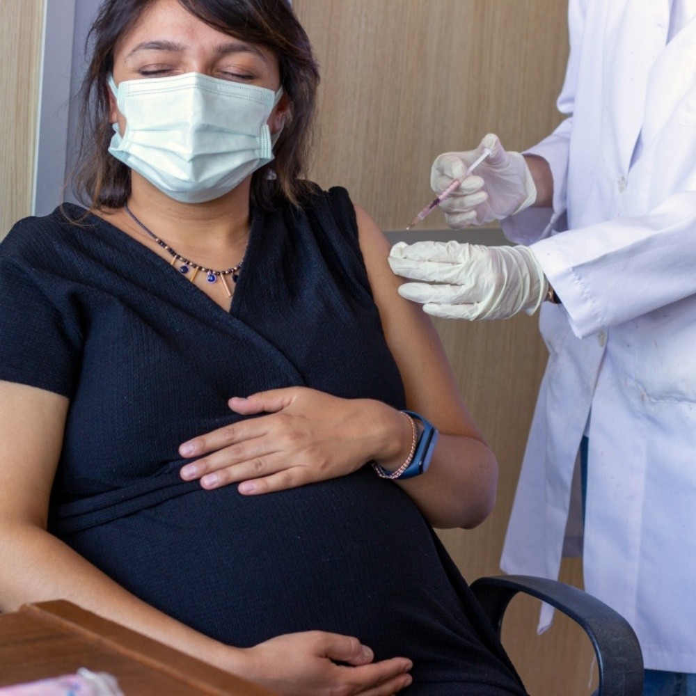 Embarazadas con vacuna padecen menos los embates del covid-19