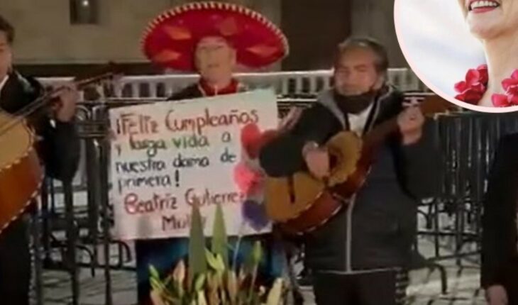 Felicitan a Beatriz Gutiérrez con mariachi por su cumpleaños
