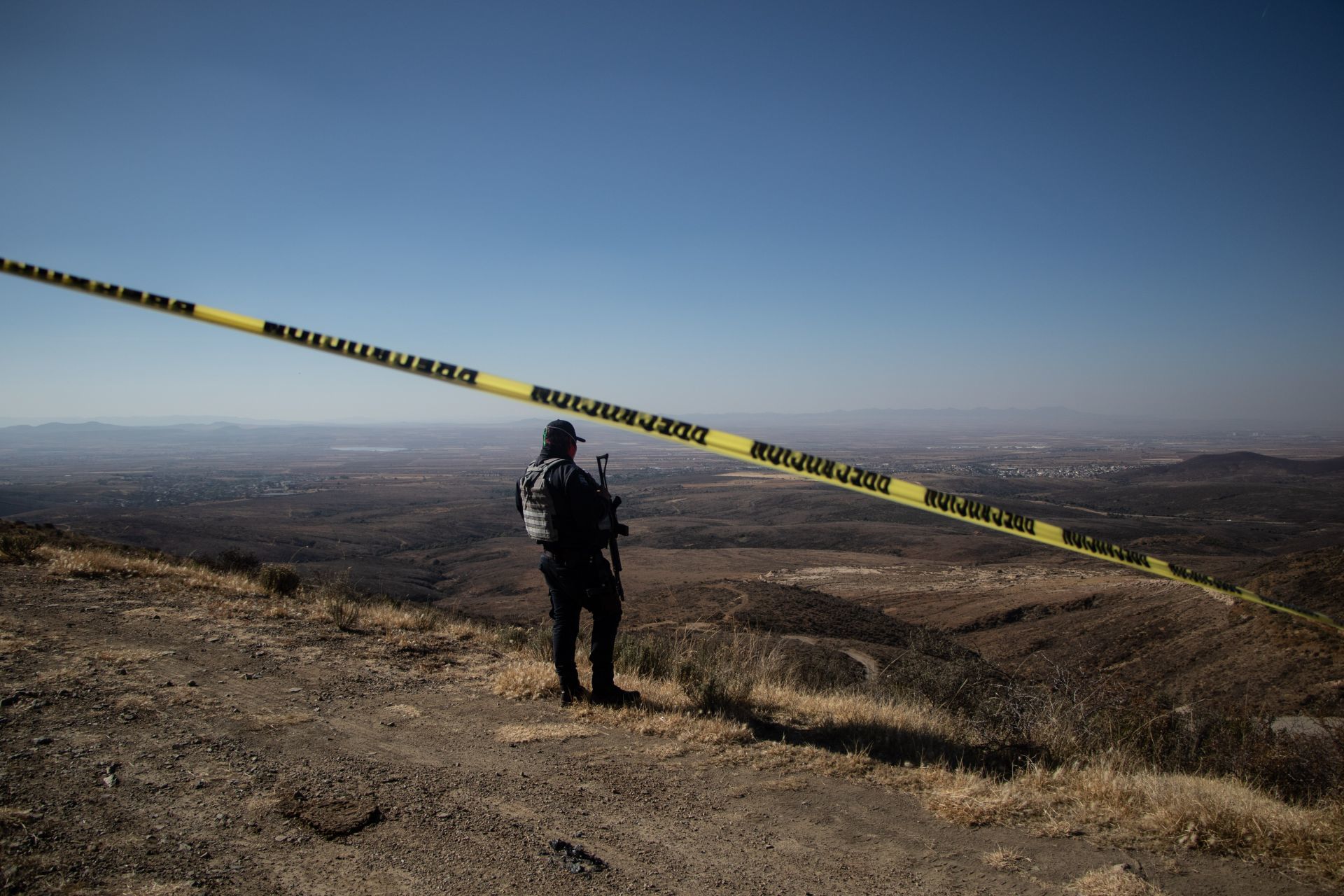 Hallan los cuerpos de cinco personas sobre carretera de Michoacán