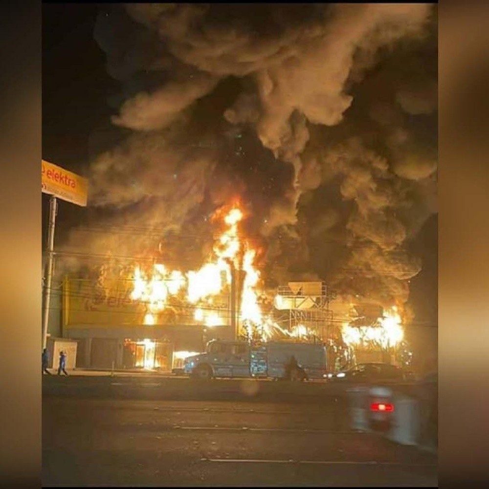 Incendio consume tienda Elektra en Mexicali, Baja California