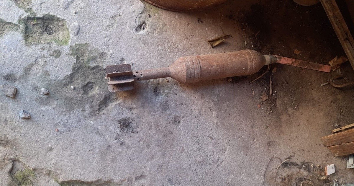 La Plata: Un niño encontró un proyectil enterrado en el fondo de su casa
