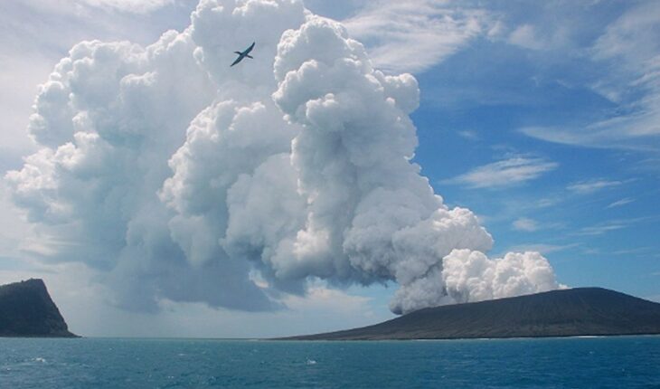 La impactante erupción de un volcán submarino provocó un tsunami en la isla de Tonga