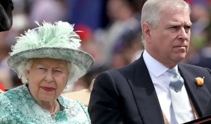 La reina Isabel II le retiró sus cargos honoríficos al príncipe Andrés ante la denuncia por abuso sexual