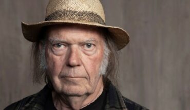 Neil Young quitó sus canciones de Spotify por un podcast antivacunas de la plataforma
