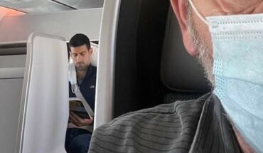 Novak Djokovic, again in the crosshairs: the photo without a mask on the plane to Serbia