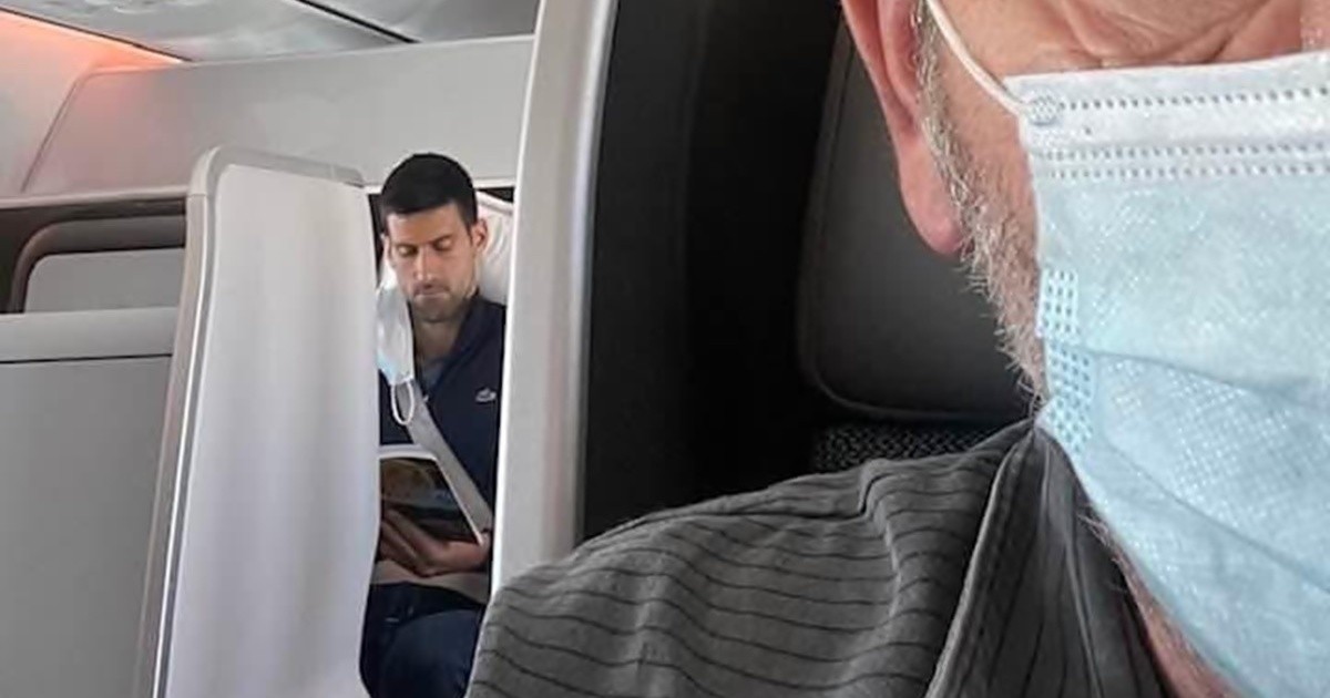 Novak Djokovic, again in the crosshairs: the photo without a mask on the plane to Serbia