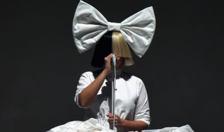 Sia confiesa haber ido a rehabilitación después de la controversial "Music"