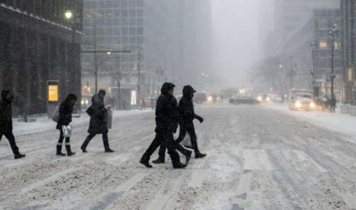 Thousands of flights were canceled on the East Coast of the United States by a heavy snowstorm