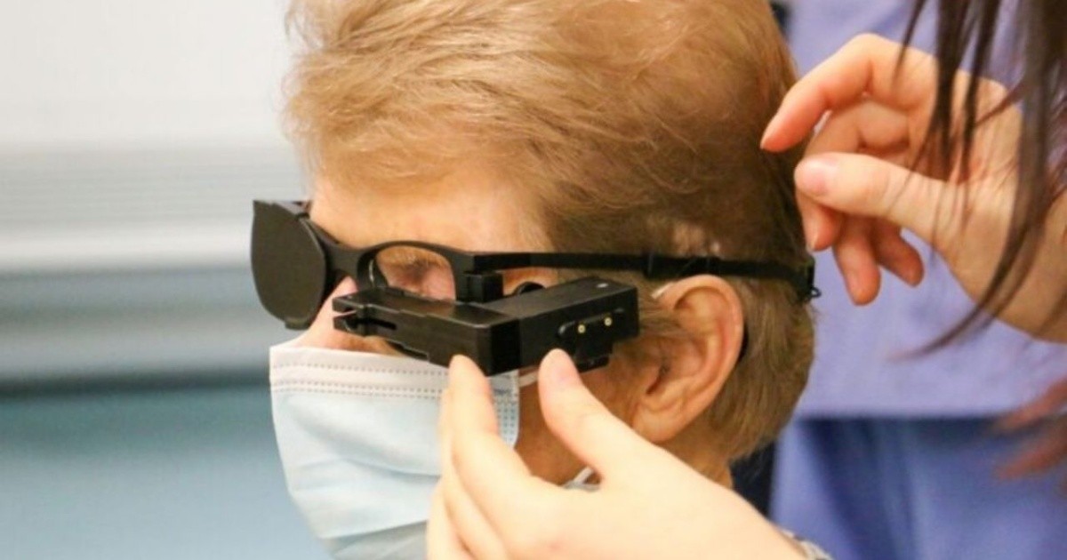 Una mujer de 88 años recuperó su visión tras recibir el primer implante de un chip biónico