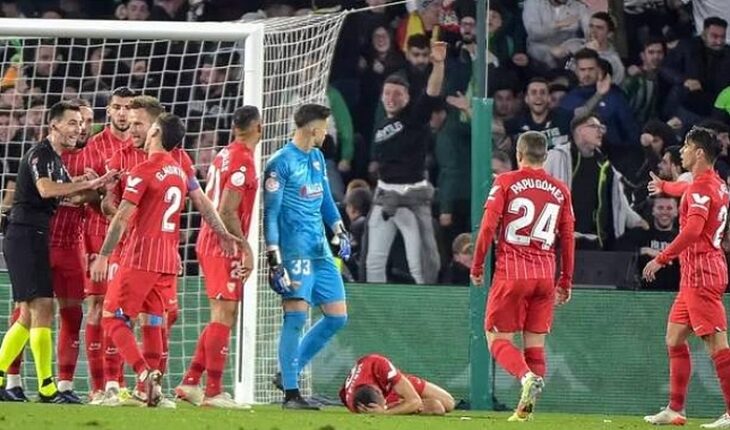 [VIDEO] Suspenden partido entre el Betís de Pellegrini y el Sevilla tras impacto de un proyectil en la cabeza de un jugador