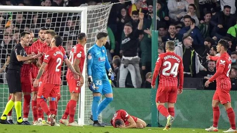[VIDEO] Suspenden partido entre el Betís de Pellegrini y el Sevilla tras impacto de un proyectil en la cabeza de un jugador