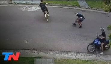 Video: SE SALVÓ A LOS GRITOS l Una mujer evitó que le roben la bicicleta asustando a los ladrones