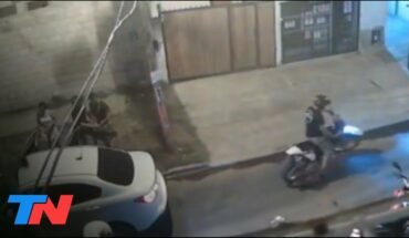 Video: TERROR EN LUIS GUILLÓN l Ataque "piraña" a una familia en la parada del colectivo