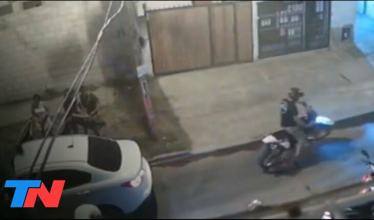 Video: TERROR EN LUIS GUILLÓN l Ataque "piraña" a una familia en la parada del colectivo