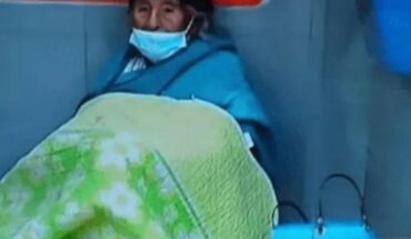 Abuelita duerme junto a un cajero electrónico esperando a su hijo