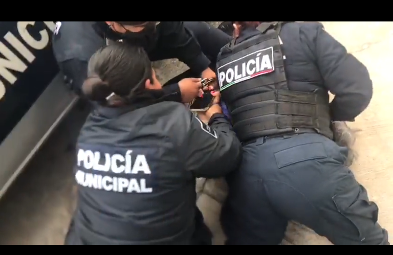 Adulta mayor es sometida con violencia por policías de Pachuca; los investigan