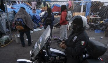 Autoridades locales destruyen campamento de migrantes en Tijuana