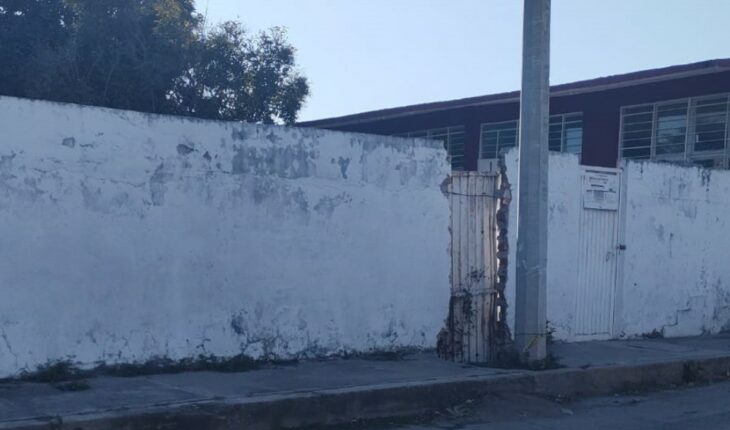 Barda de escuela primaria en Escuinapa a punto del colapso