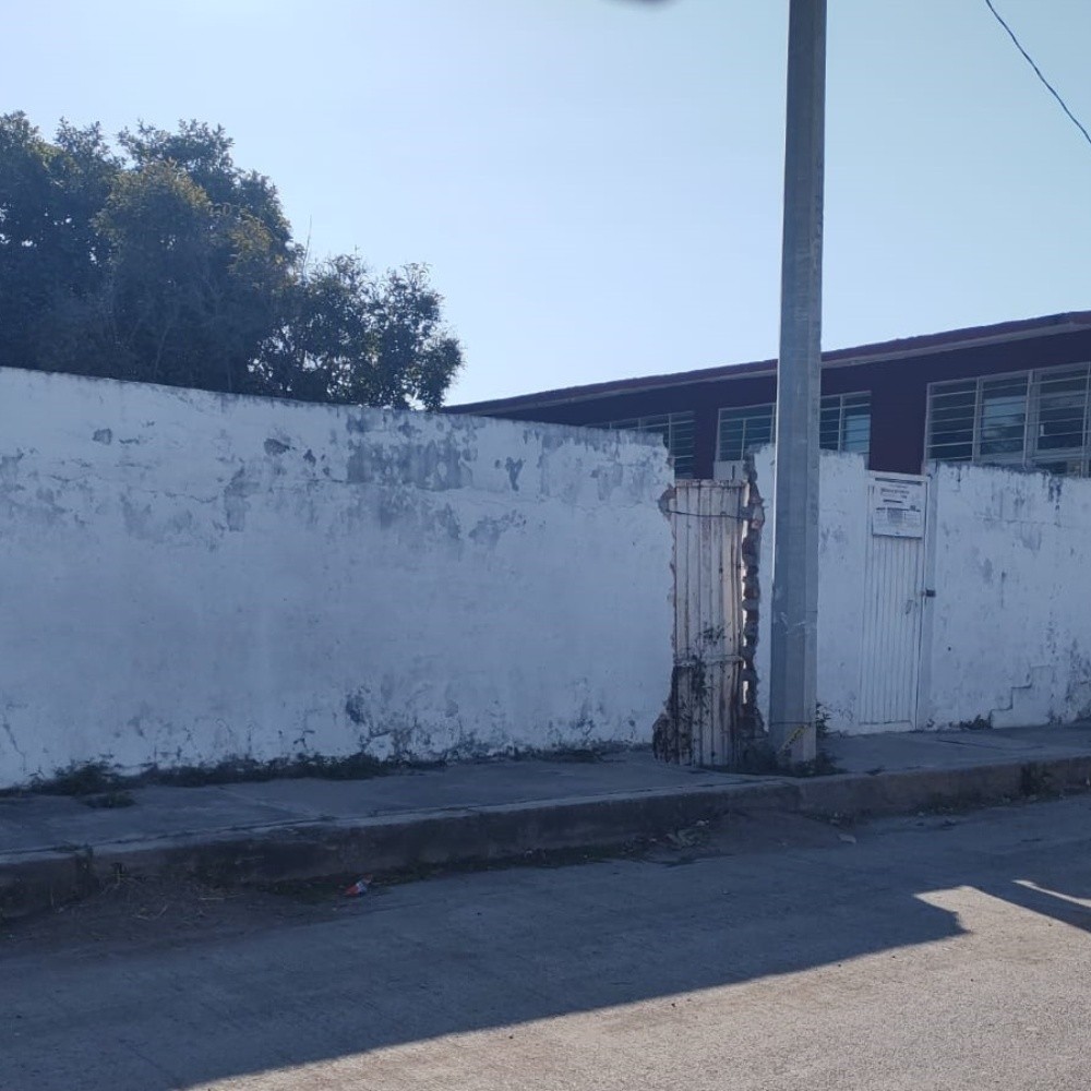 Barda de escuela primaria en Escuinapa a punto del colapso