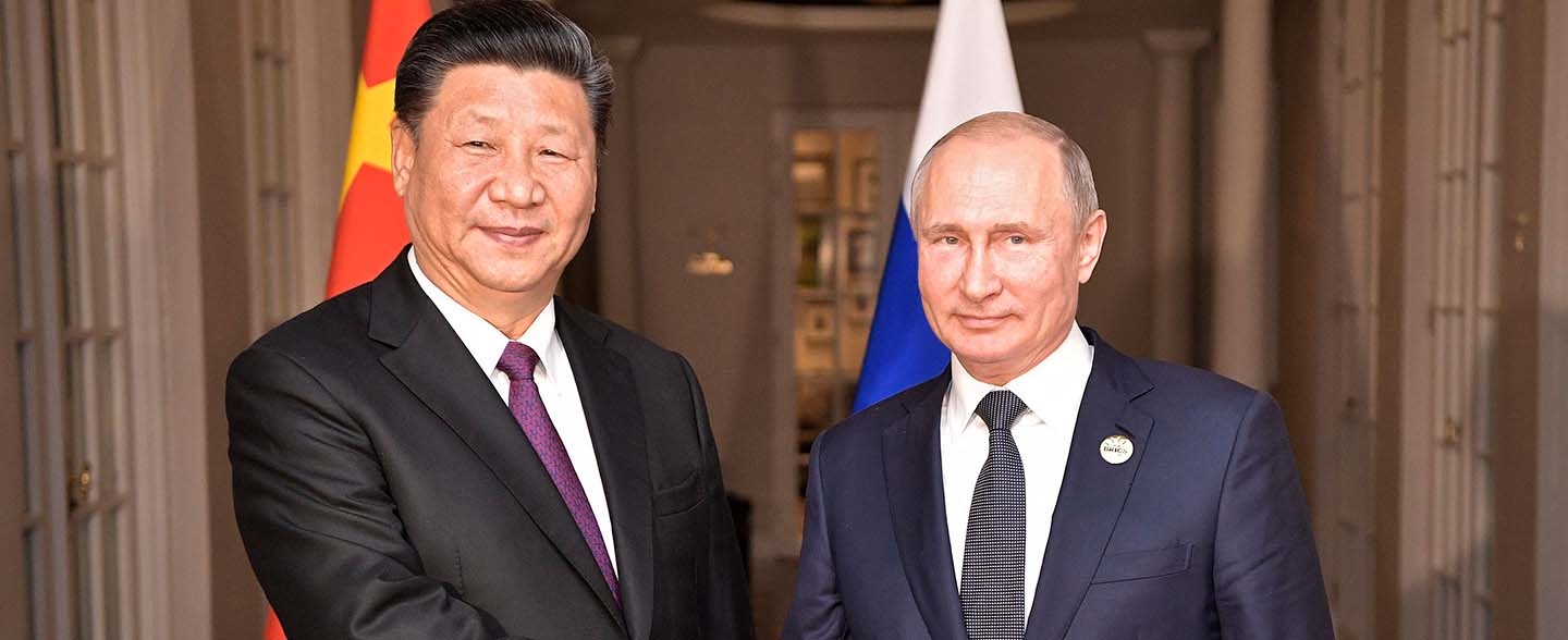 China ante Ucrania: evitar que la OTAN se inmiscuya en el Indo-Pacífico. Vladimir Putin y Xi Jinping estrechándose la mano. Foto: Servicio de Prensa del Presidente de la Federación Rusa (CC BY 4.0)