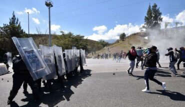 Con piedras cohetones y un tráiler se enfrentan normalistas y Guardia Nacional en Guerrero