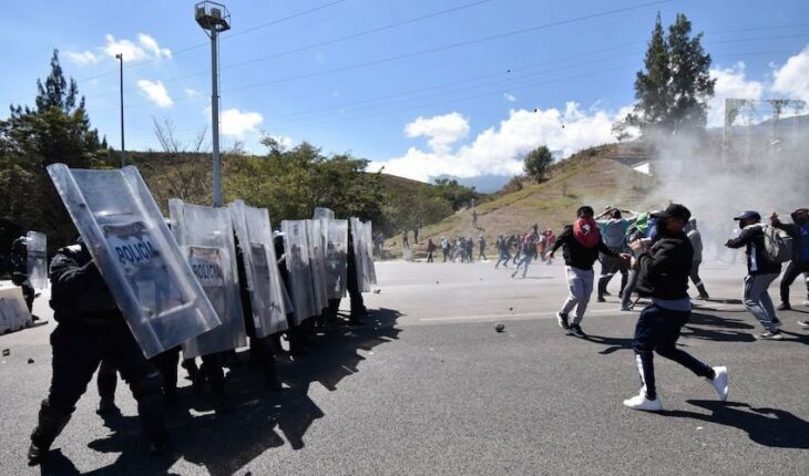 Con piedras cohetones y un tráiler se enfrentan normalistas y Guardia Nacional en Guerrero